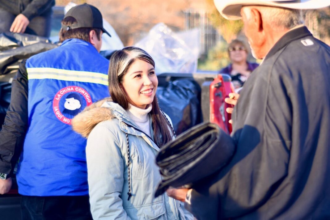 Nancy “La China” Frías visita colonias vulnerables para entregar apoyos invernales