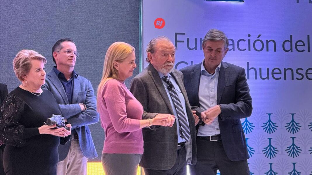 Enrique Terrazas Torres durante la entrega de la Presea Samuel Kalisch Valdez FECHAC, reconocimiento al liderazgo empresarial con impacto social en Chihuahua.