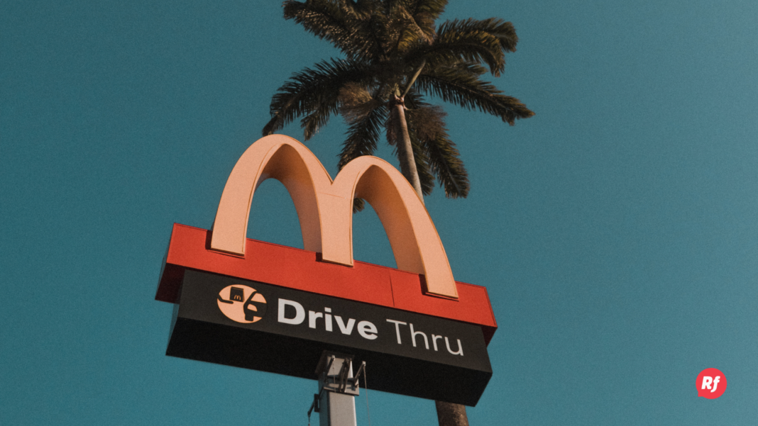 Sucursal de McDonald’s en México representando su impacto en la economía local y la cadena de suministro nacional.