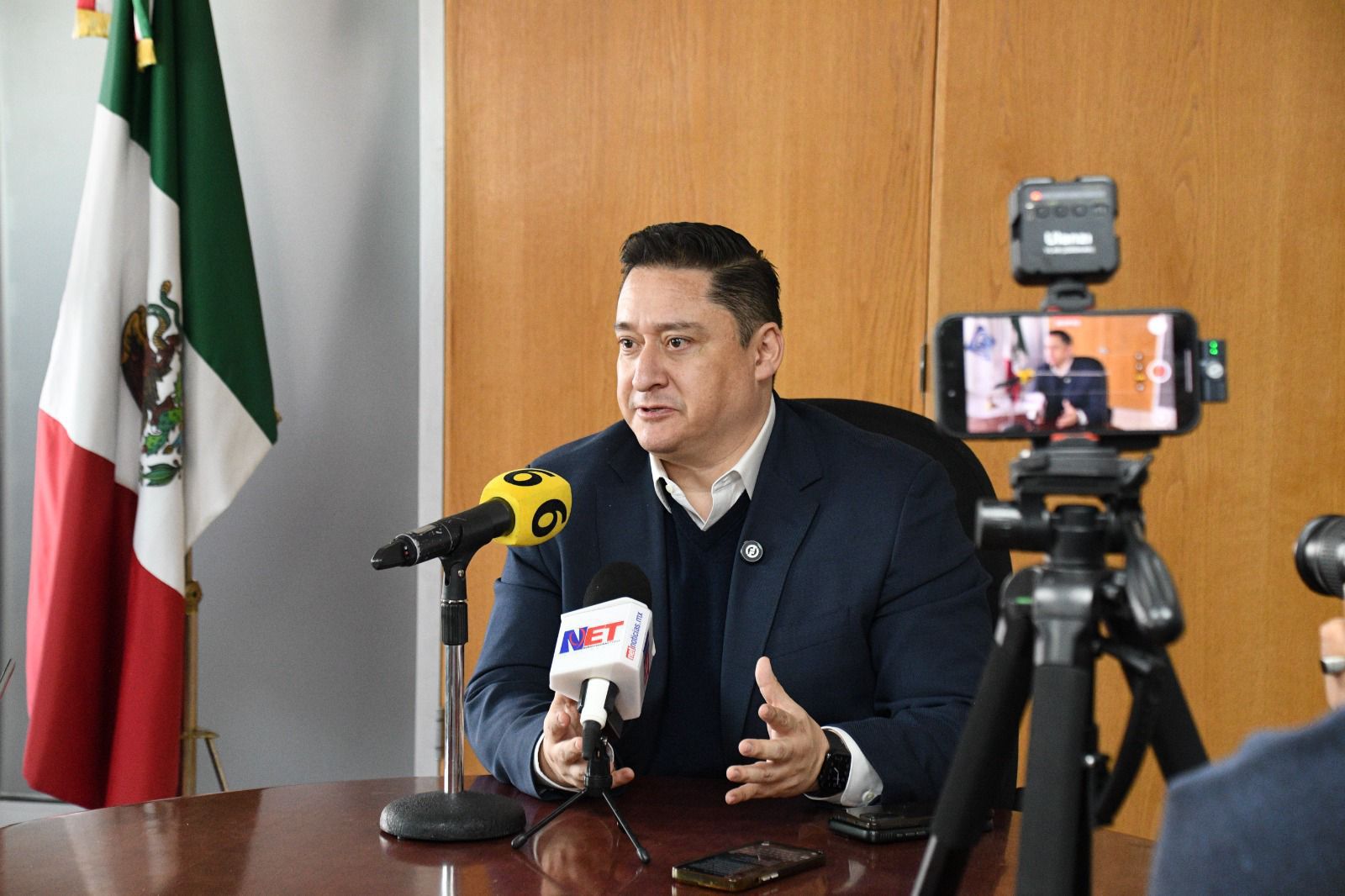 Alfredo Chávez exige al alcalde de Juárez atender el problema de los baches Alfredo Chávez Madrid, diputado del PAN en Chihuahua, durante una declaración sobre el estado de las calles en Ciudad Juárez.
