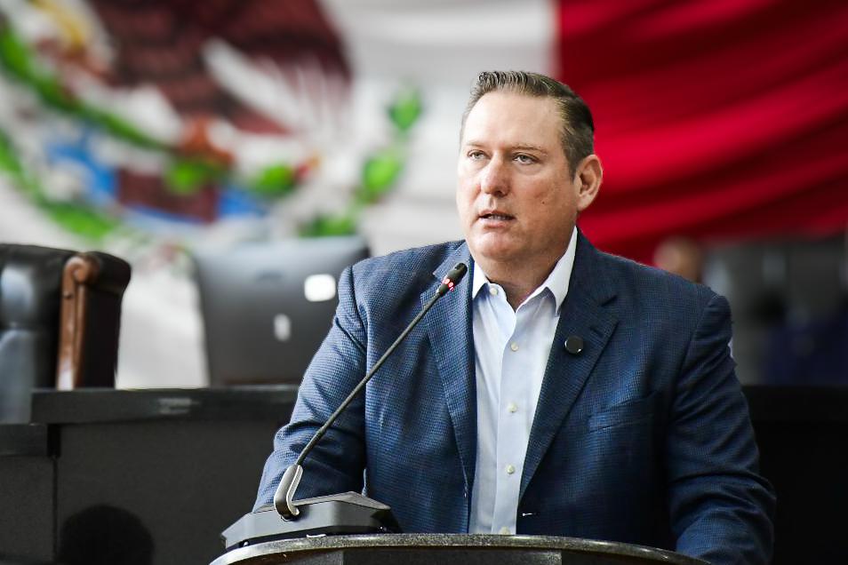 El diputado Carlos Olson presenta su Informe Legislativo en el Teatro de la Ciudad de Chihuahua ante ciudadanos y simpatizantes.