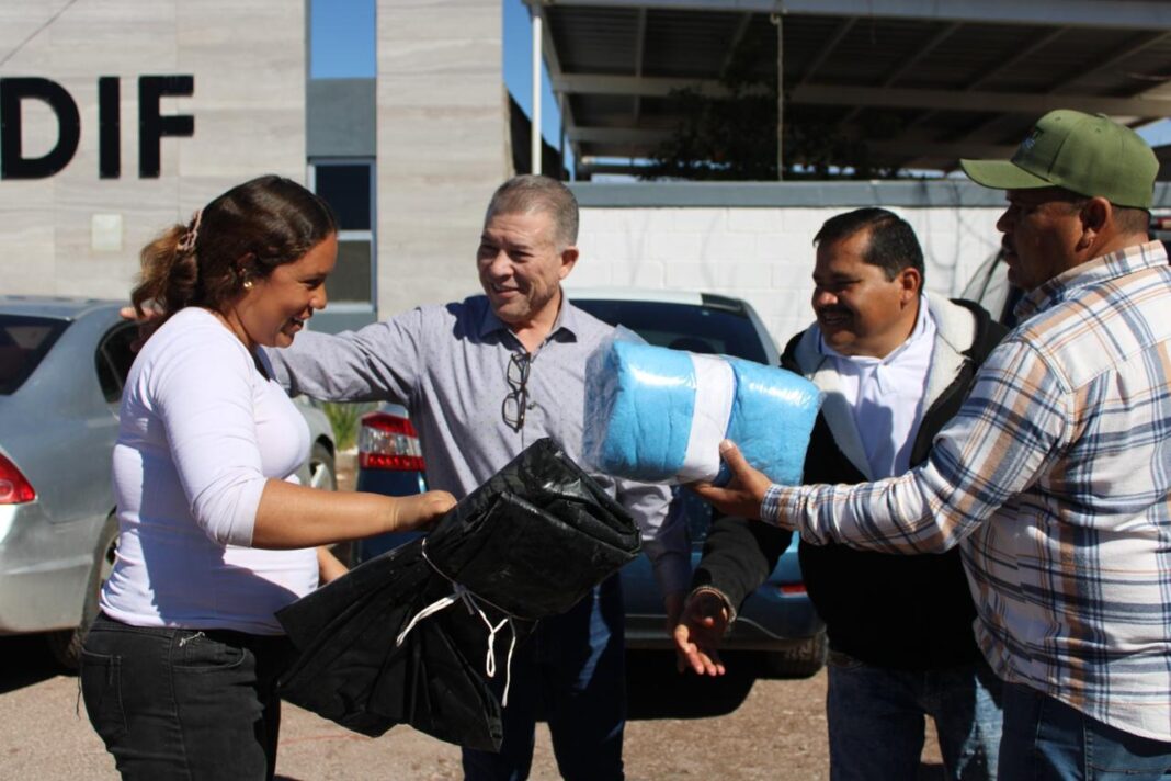 El diputado Ismael Pérez Pavía entrega apoyos alimenticios y cobijas a familias de Lázaro Cárdenas, en Meoqui, tras las lluvias intensas en Chihuahua.