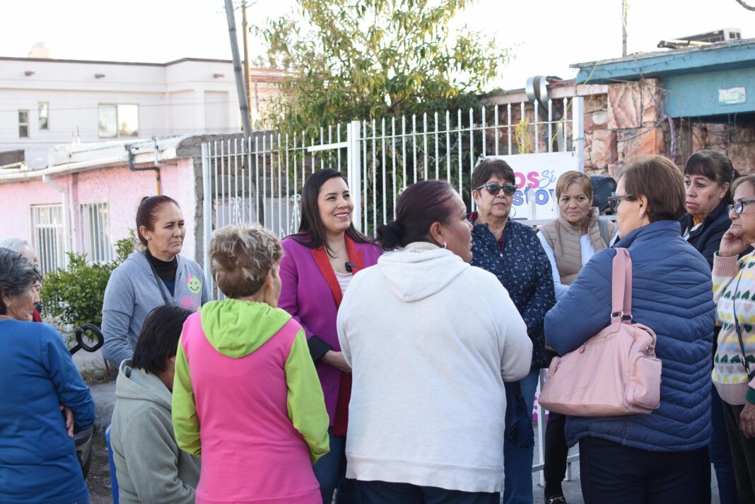 La diputada Joss Vega entrega apoyos alimentarios y cobijas a vecinos de la colonia Tierra y Libertad en la ciudad de Chihuahua, durante un recorrido por el Distrito 15.