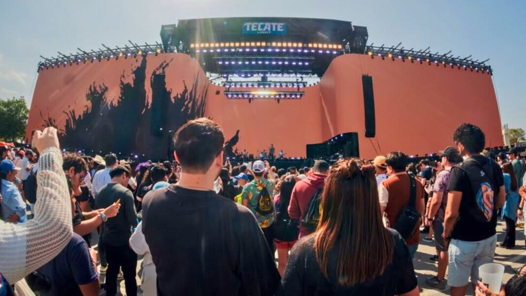 Asistentes disfrutando conciertos en los escenarios principales del Festival Tecate Pa’l Norte 2026 en Monterrey.