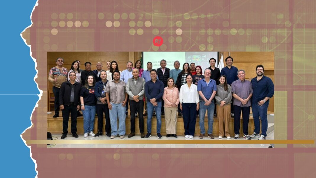 Participantes del curso-taller “IA para Líderes y Estrategas Políticos” durante la clausura en Chihuahua, tras concluir su capacitación en inteligencia artificial aplicada a la política.