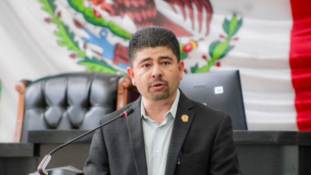 Diputado Saúl Mireles presenta iniciativa para garantizar presupuesto anual a bomberos en municipios de Chihuahua.