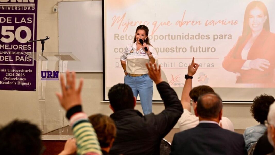 Diputada Xóchitl Contreras dialoga con estudiantes de la Universidad Regional del Norte sobre liderazgo y participación juvenil en Ciudad Juárez.