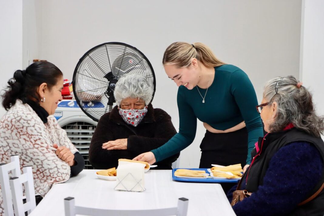 La diputada del PAN Carla Rivas conversa con vecinas y vecinos de la colonia Unidad Proletaria en Chihuahua durante una reunión para escuchar necesidades y dar seguimiento a gestiones.
