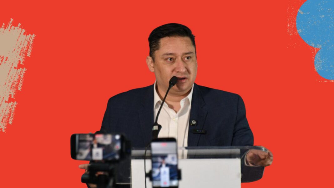 Bloqueo carretero por transportistas en Chihuahua debido al alto costo del diésel, afectando movilidad y economía local.