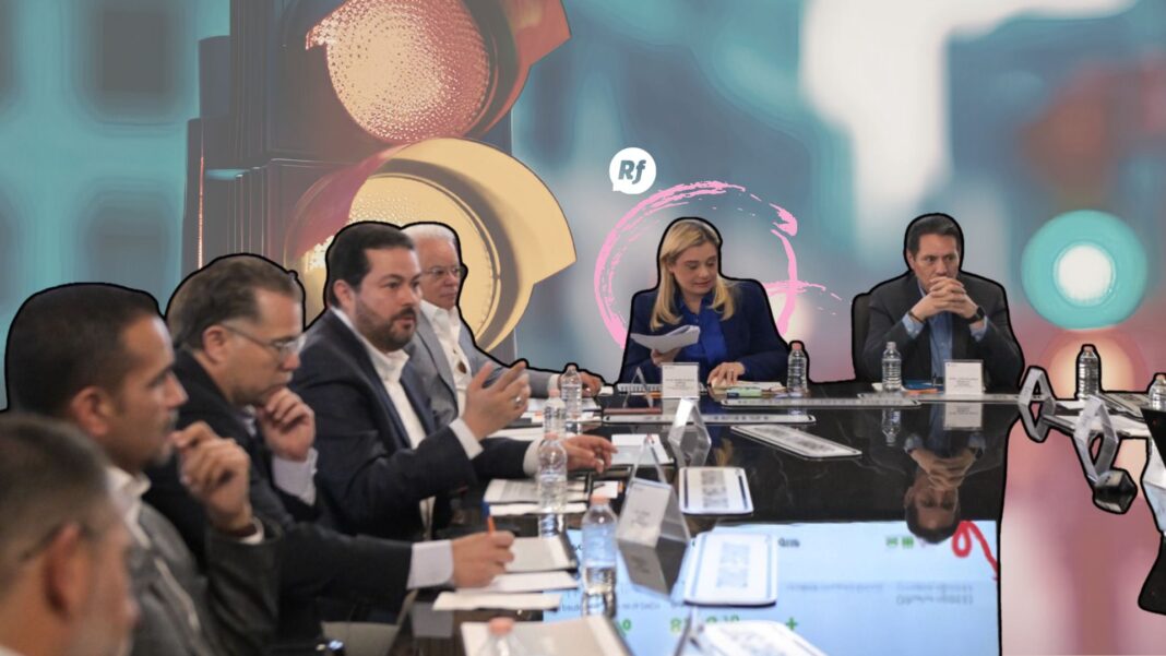 Semáforo en una avenida concurrida de Chihuahua mostrando el flujo vehicular en una intersección con alto tráfico