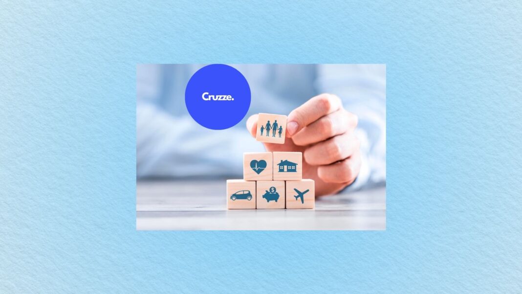 Empresario revisando documentos financieros para planificar su estrategia patrimonial y asegurar el legado familiar