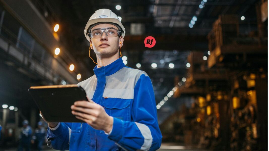 Parque industrial moderno en el norte de México con fábricas, transporte de carga y actividad manufacturera al amanecer