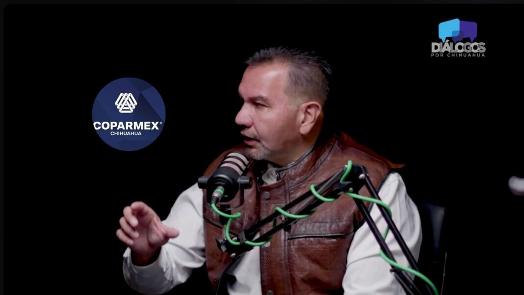 Cruz Pérez Cuéllar durante entrevista en Diálogos por Chihuahua hablando sobre seguridad, economía y relación con empresarios