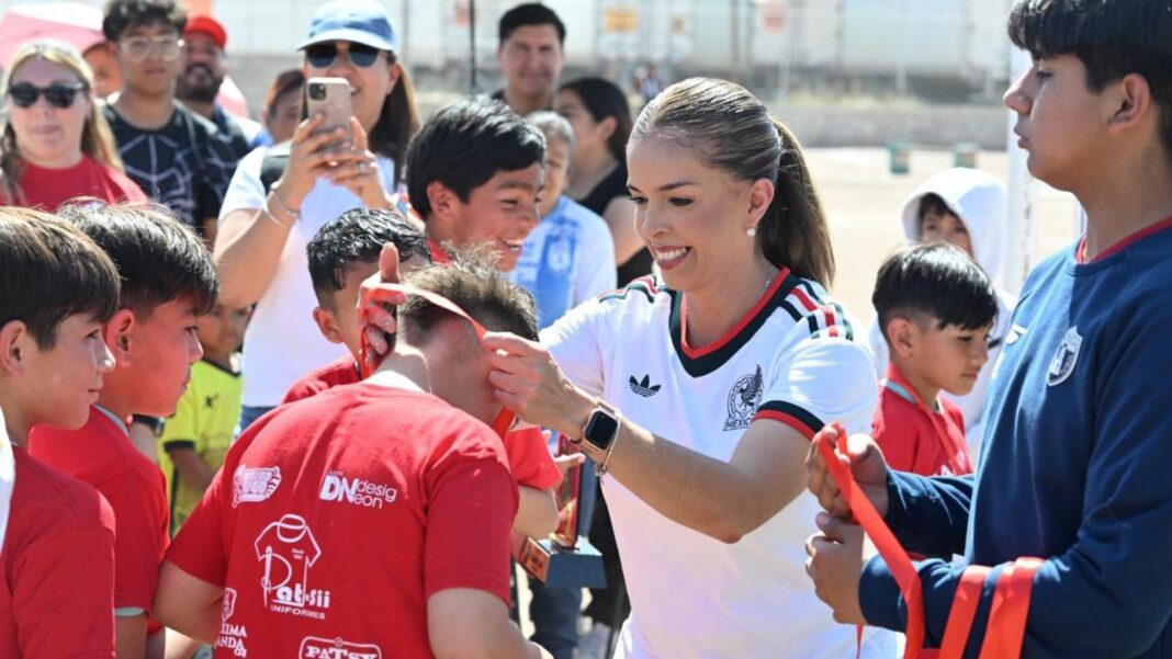 Diputada Xóchitl Contreras entrega trofeos a jóvenes futbolistas durante la Copa Internacional Santos Juárez en Ciudad Juárez