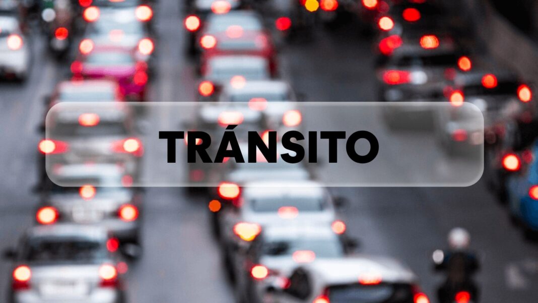 Avenida con tráfico urbano en Chihuahua, con autos en circulación y semáforos, representando los retos de movilidad y seguridad vial en la ciudad.