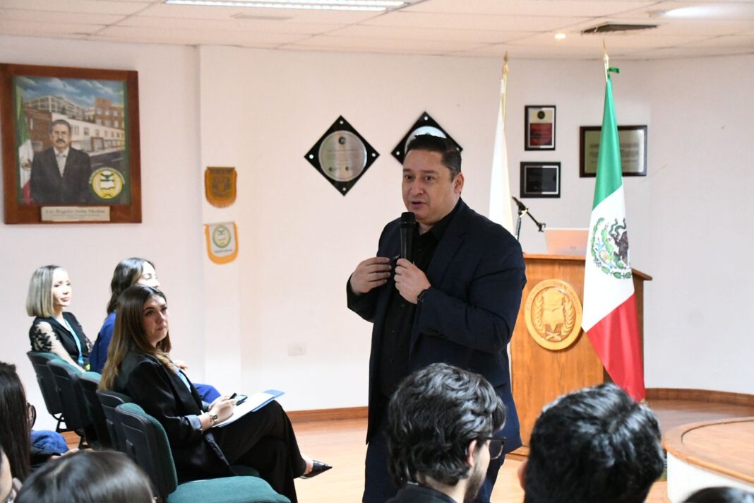 Sostiene Alfredo Chávez charla con estudiantes del Claustro Universitario sobre ciudad desde lo legislativo