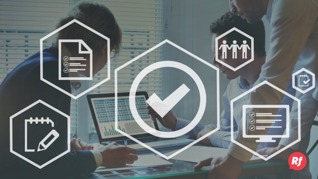 Ejecutivos analizando datos financieros y tendencias de mercado en entorno corporativo moderno