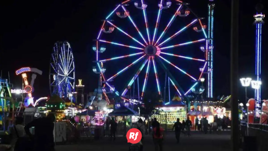 Escenario del Teatro del Pueblo en la Feria de Santa Rita Chihuahua 2026 con público asistiendo a conciertos en vivo.