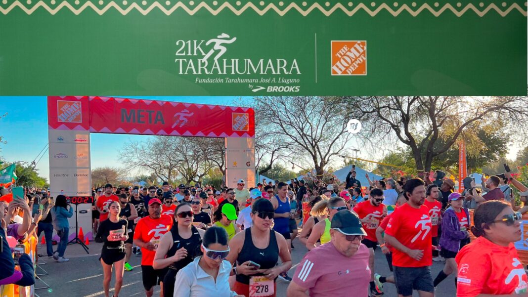 Corredores participan en una carrera 21K en las calles de Chihuahua, promoviendo deporte, comunidad y apoyo a la Sierra Tarahumara.