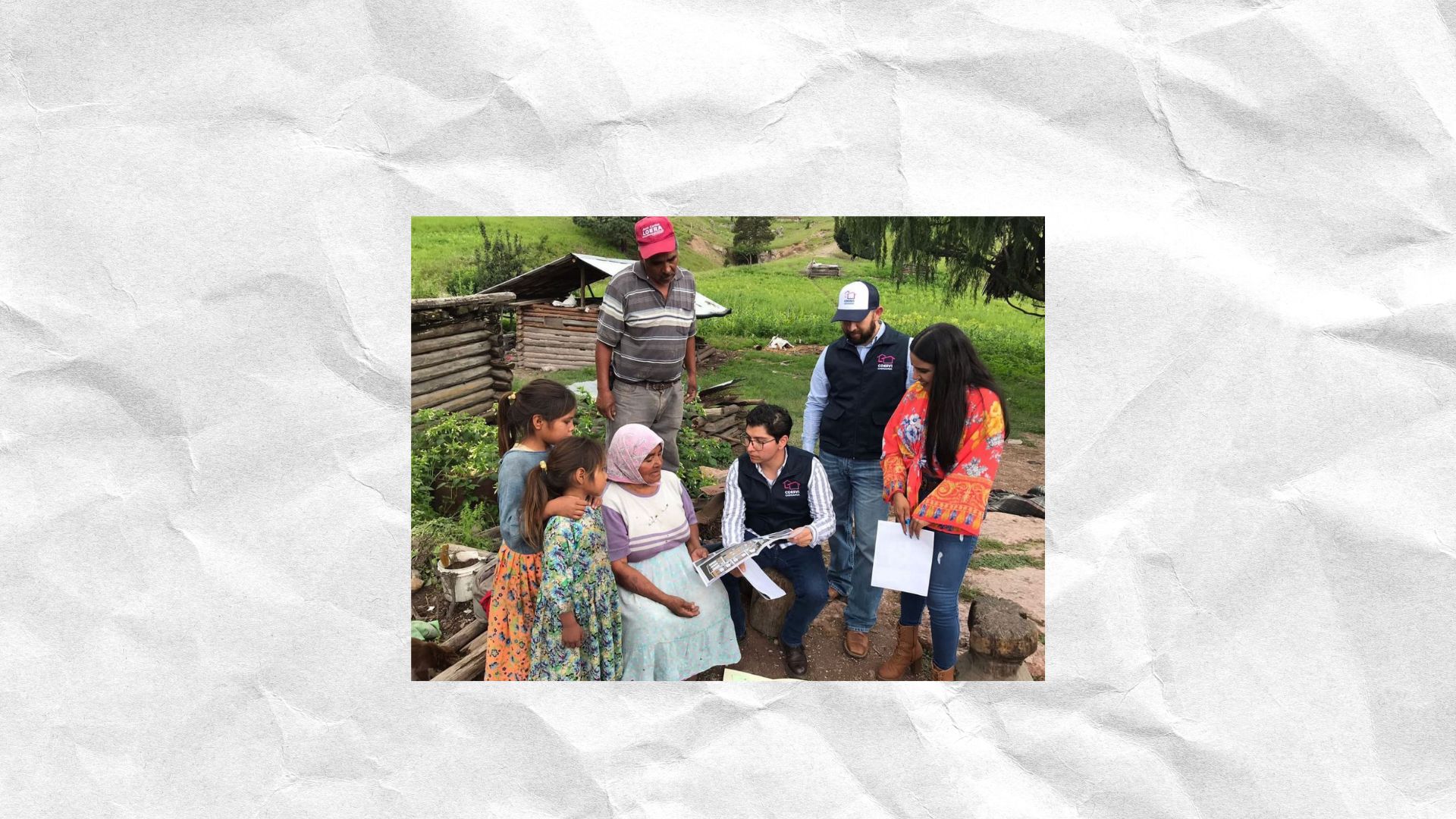La satisfacción de cambiar vidas en la Sierra Tarahumara Ricardo Huerta durante una visita en la Sierra Tarahumara, destacando la reconstrucción de viviendas para familias afectadas por incendios forestales en Moris, Chihuahua.