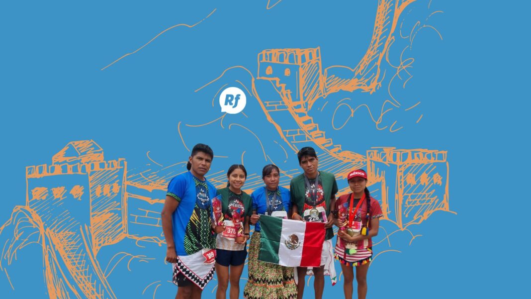 Atletas indígenas mexicanos rarámuri y mixtecos celebran sus medallas tras triunfar en el Maratón de la Muralla China 2026 en Asia.