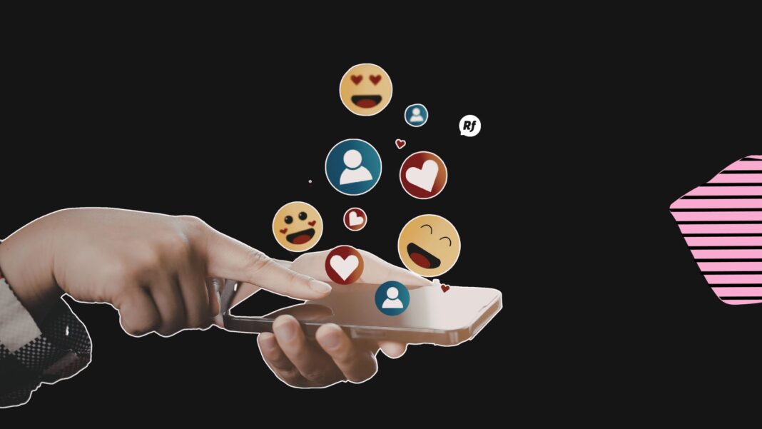 Adolescente usando celular en redes sociales durante varias horas en su habitación