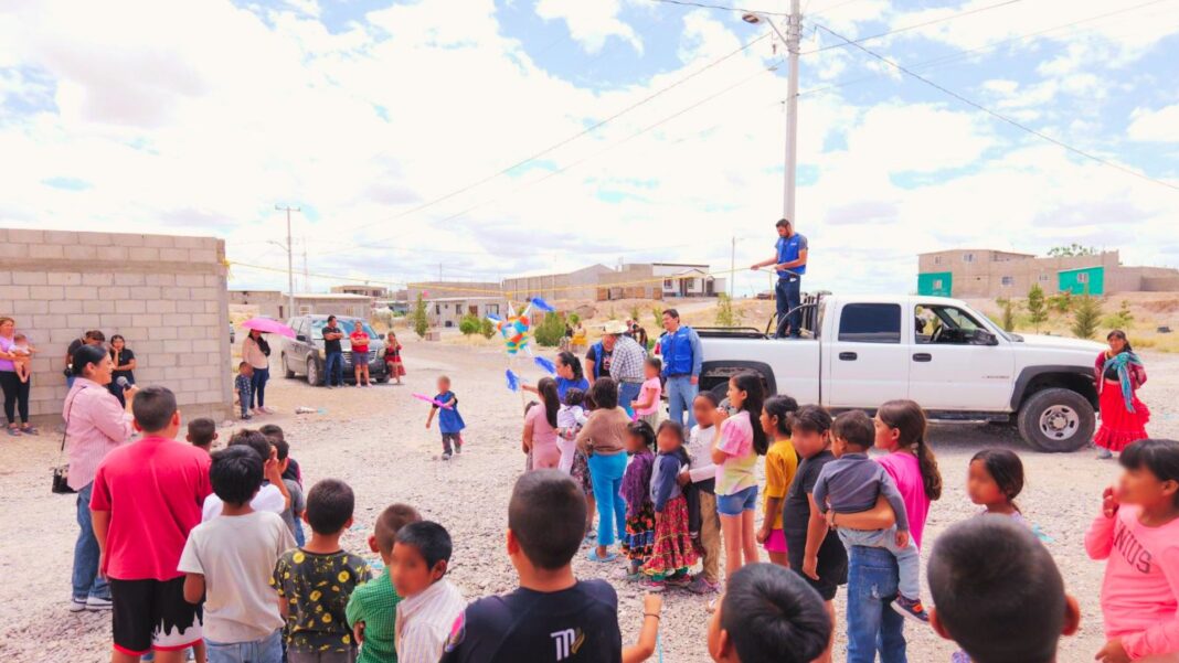 El diputado Arturo Zubía convive con niñas, niños y familias de Camargo durante celebraciones del Día del Niño en distintas colonias.