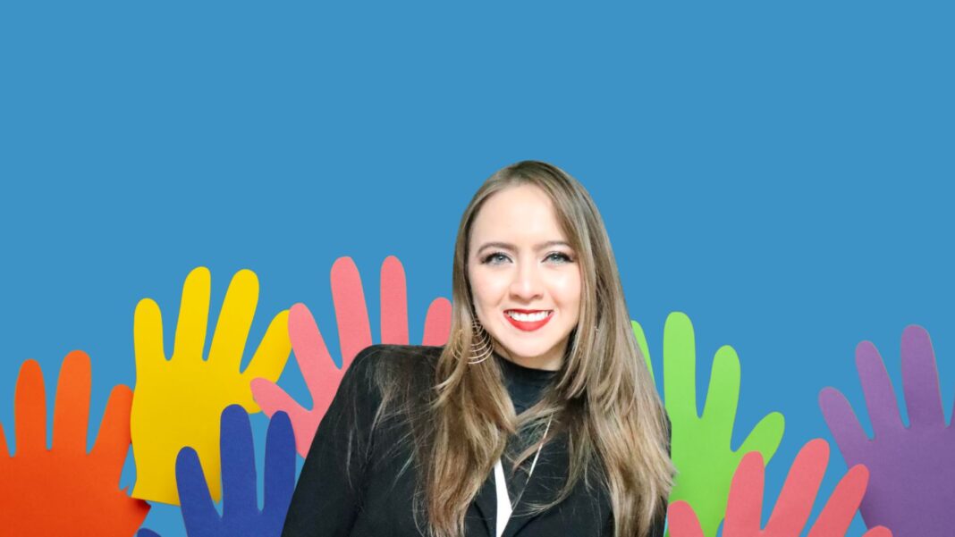 La diputada Carla Rivas entrega juguetes y dulces durante celebración del Día de la Niñez en la colonia Toribio Ortega en Chihuahua.