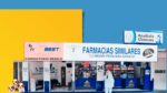 Sucursal de Farmacias Similares con la figura del Doctor Simi y personas entrando al consultorio médico.