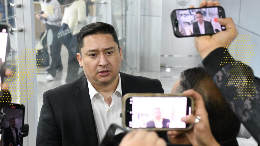 Alfredo Chávez Madrid durante una declaración de respaldo a la gobernadora Maru Campos en el Congreso del Estado de Chihuahua.