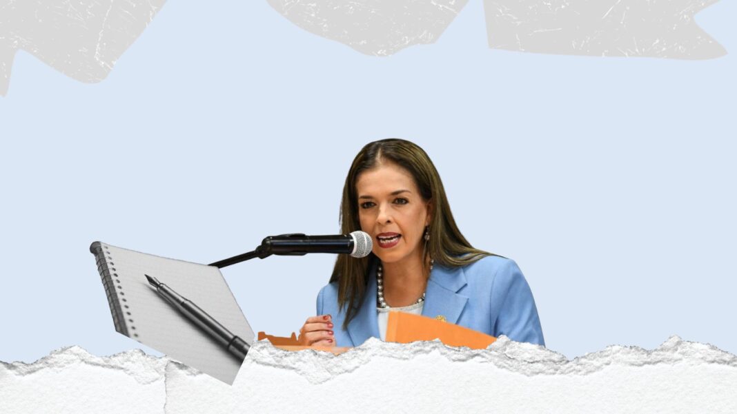 La diputada Xóchitl Contreras durante una entrevista con medios en Ciudad Juárez, donde expresó su postura sobre los disturbios registrados en la sesión del Congreso del Estado relacionada con el matrimonio igualitario.