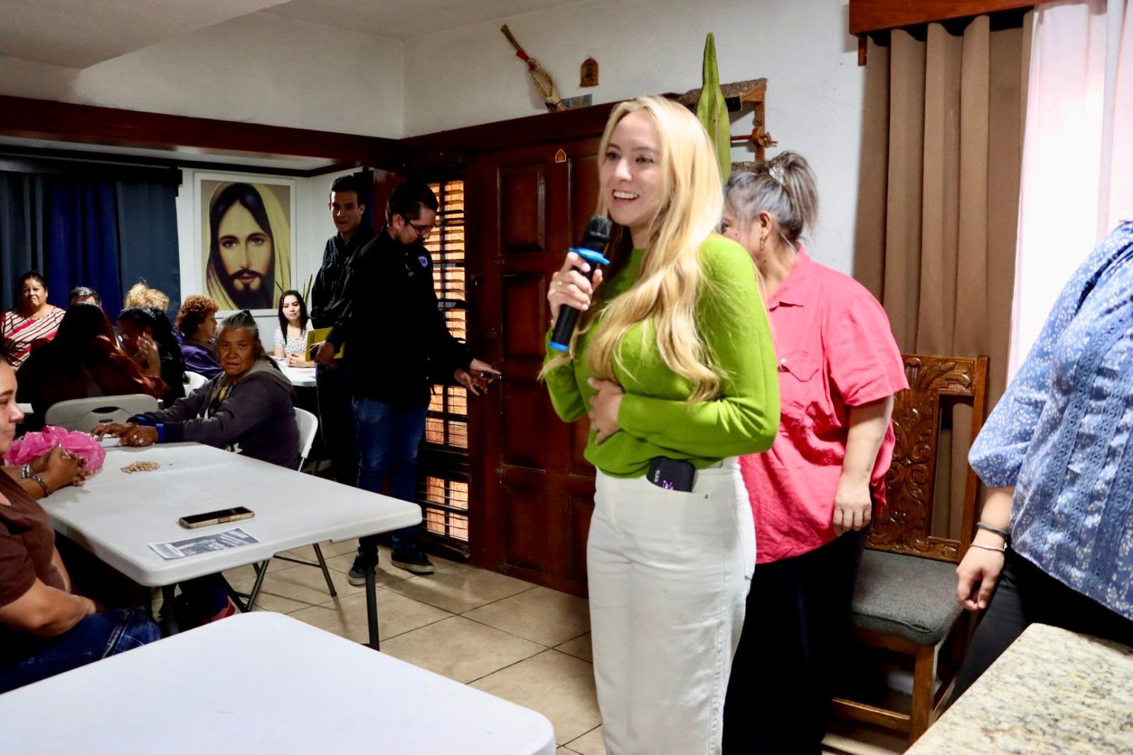 Carla Rivas escucha propuestas y necesidades de familias de la colonia San Jorge La diputada Carla Rivas convive con vecinos de la colonia San Jorge durante una reunión comunitaria donde escuchó propuestas y necesidades para mejorar el entorno y los servicios públicos.