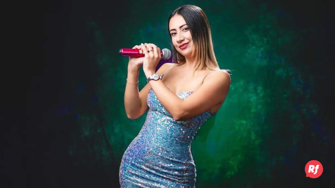 Ari Uribe durante una presentación musical en Chihuahua mostrando su talento sobre el escenario.