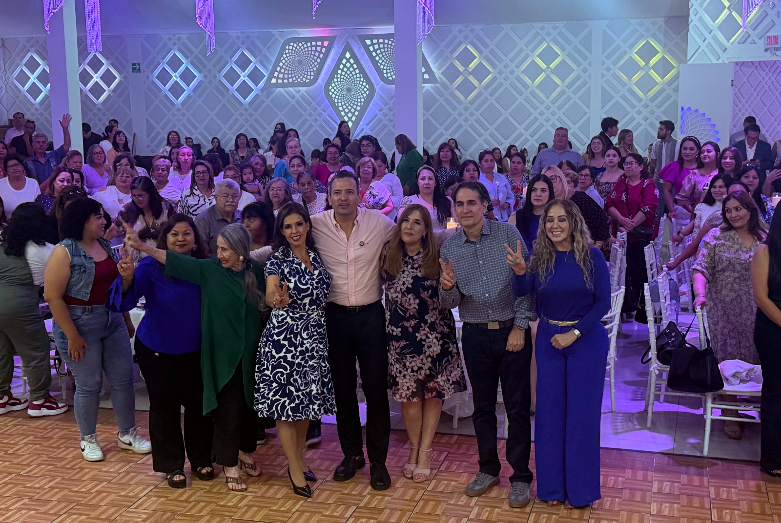 Mil madres juarenses celebran junto a Xóchitl Contreras y Marco Bonilla La diputada Xóchitl Contreras celebra el Día de las Madres con mil mujeres juarenses en un evento masivo en Ciudad Juárez.