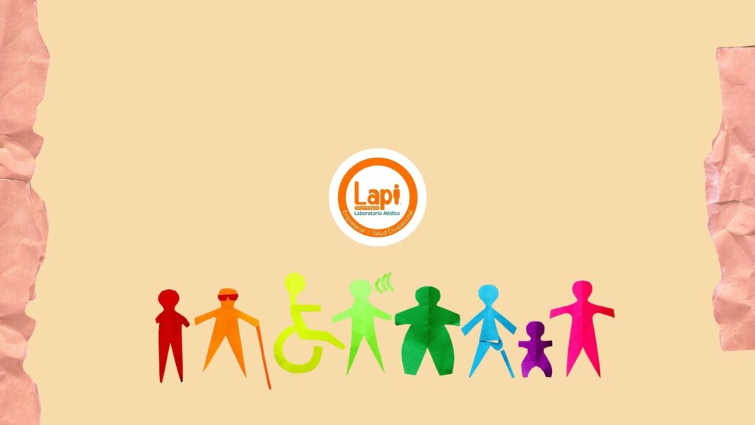 Profesionales de la salud realizan evaluaciones médicas a colaboradores en una empresa como parte de un programa de salud ocupacional y prevención impulsado por Lapi Laboratorio Médico Empresas.