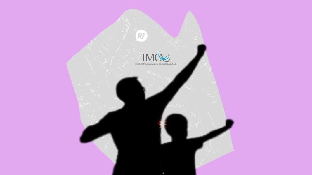 El impacto de ampliar la licencia de paternidad Padre sostiene a su bebé recién nacido mientras comparte tiempo de cuidado familiar durante sus primeros días de vida.