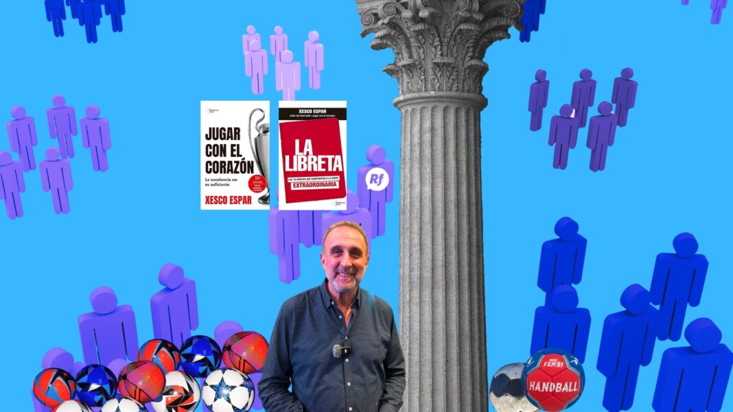Xesco Espar durante conferencia en Chihuahua hablando sobre liderazgo, confianza y el impacto del miedo en los jóvenes ante altos índices de suicidio.