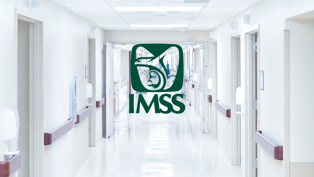 Chihuahua aporta y Chihuahua merece mejor IMSS Logotipo del IMSS en el interior de un pasillo de una unidad médica con tránsito de pacientes y personal de salud en Chihuahua