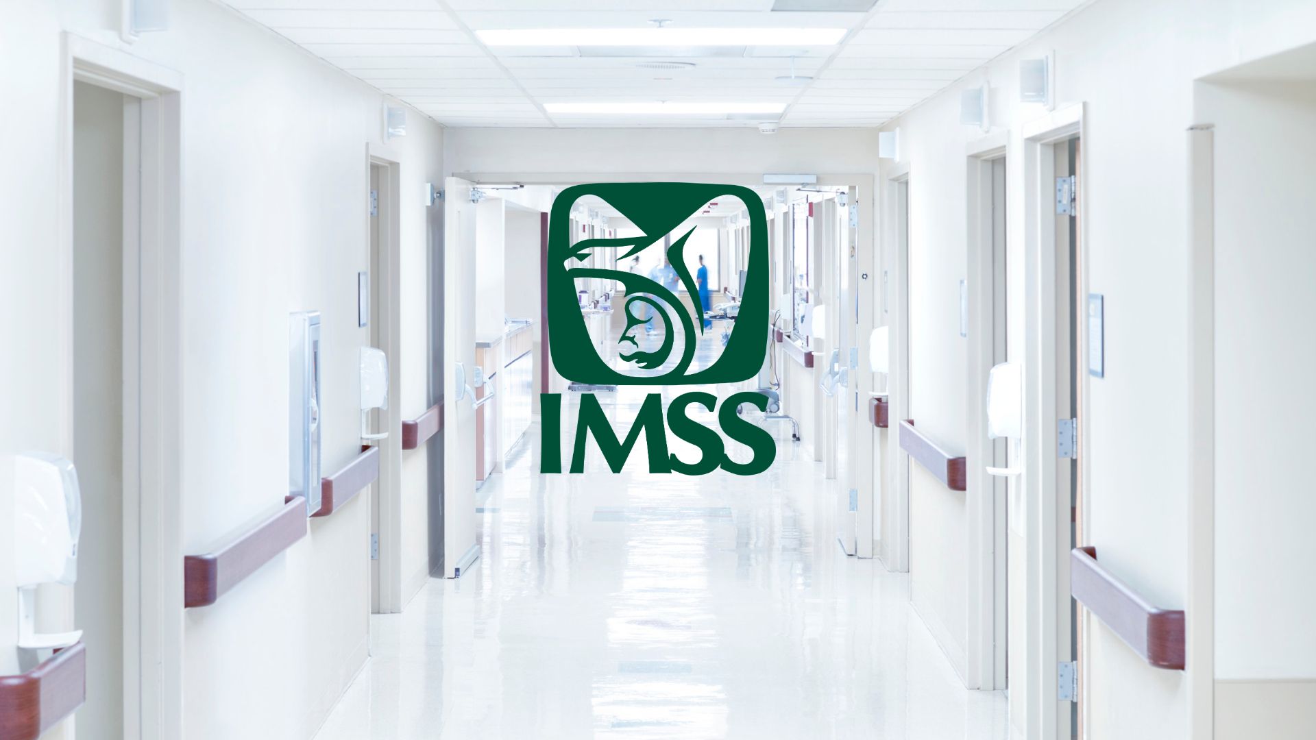 Chihuahua aporta, pero exige un IMSS a la altura Logotipo del IMSS en el interior de un pasillo de una unidad médica con tránsito de pacientes y personal de salud en Chihuahua