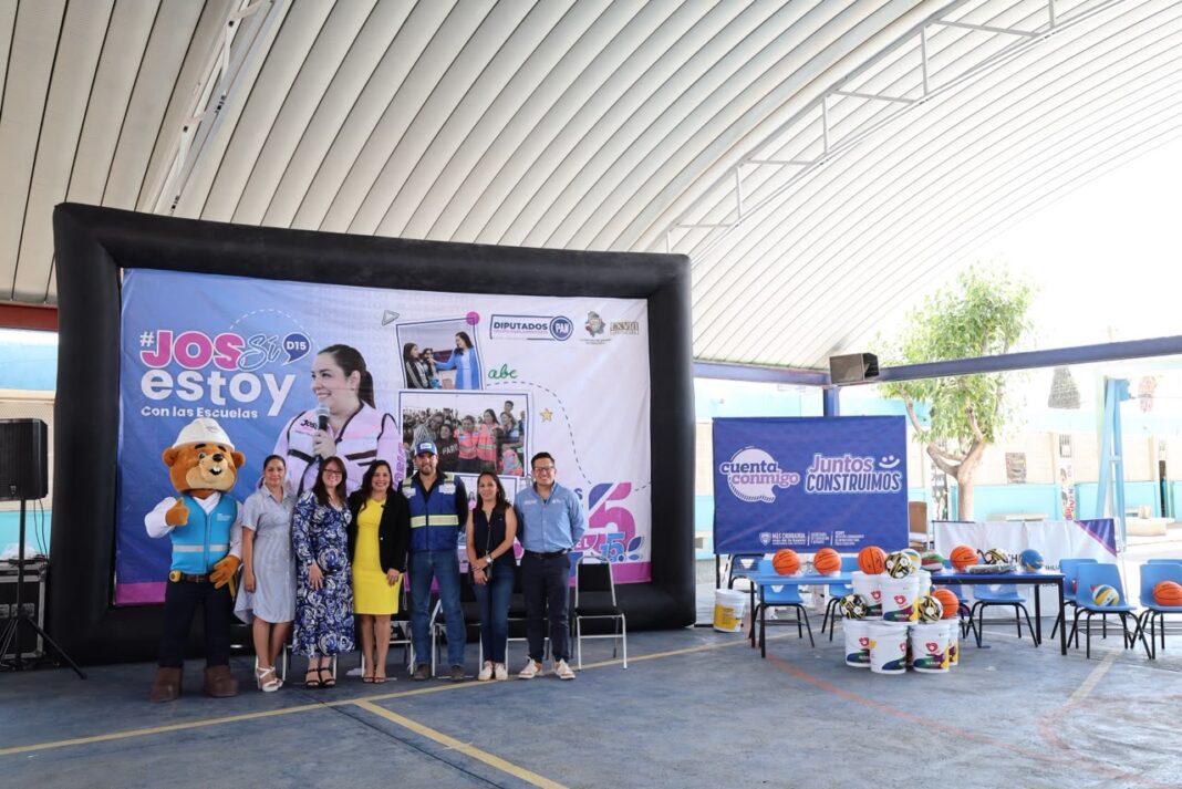 La diputada Joss Vega entrega mobiliario y apoyos educativos a estudiantes y docentes de la Escuela Primaria Enrique C. Rébsamen en Chihuahua.