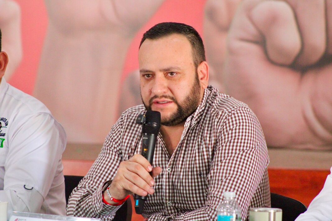 Arturo Medina, coordinador de los diputados del PRI en Chihuahua, durante una declaración sobre la ausencia de la presidenta Claudia Sheinbaum en la inauguración del Mundial de Futbol.