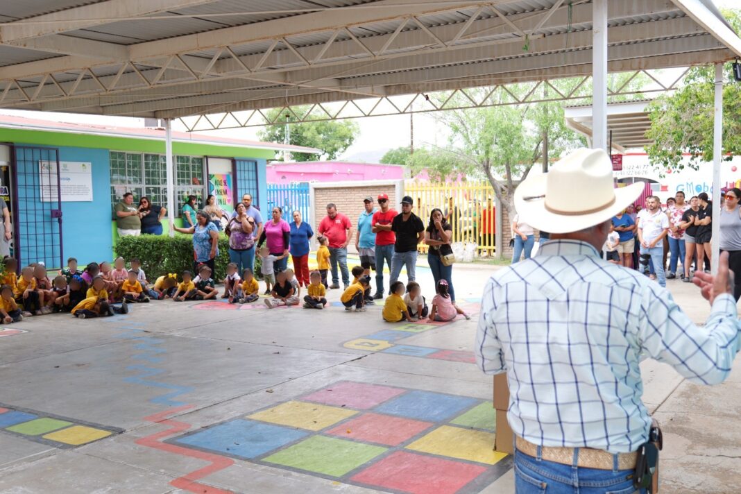 El diputado Arturo Zubía Fernández entrega útiles escolares a estudiantes de nivel preescolar en Camargo, como parte de un programa de apoyo educativo impulsado por el Gobierno del Estado.