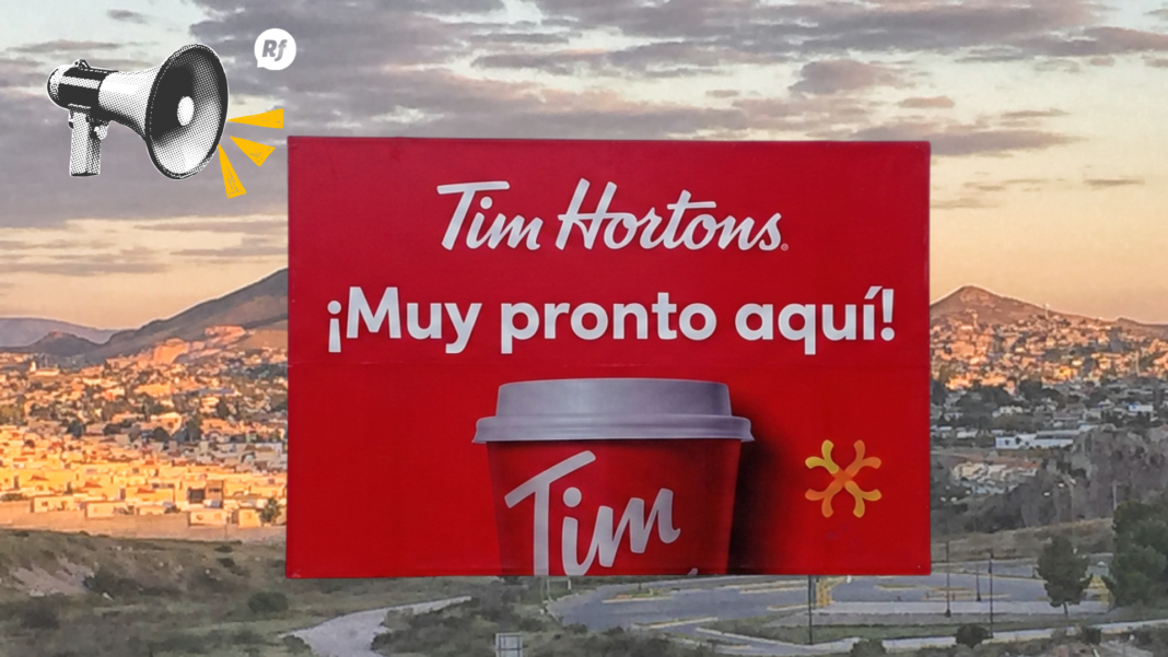 Anuncio de la próxima sucursal de Tim Hortons en Plaza Tres Vías, Chihuahua, con el mensaje 
