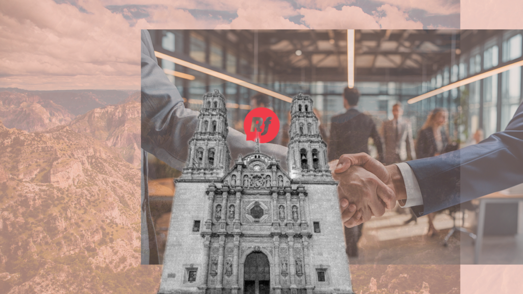 Ejecutivo observa el Centro Histórico de Chihuahua durante un viaje de negocios, reflejando el potencial del turismo bleisure para extender las estancias y fortalecer la economía local.