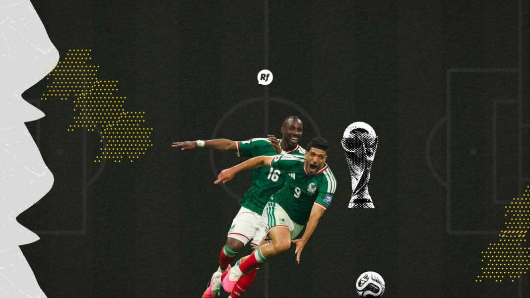 Balón de futbol sobre una cancha junto a elementos que representan desarrollo económico, talento, innovación e infraestructura en México.