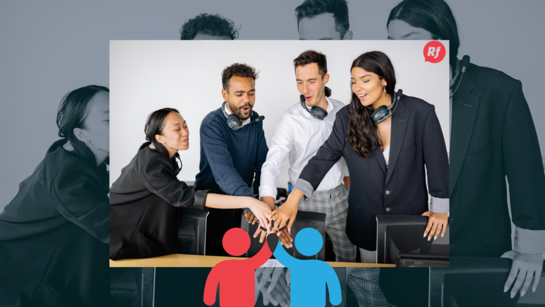 Equipo de colaboradores trabajando en una empresa con enfoque en bienestar y desarrollo profesional.