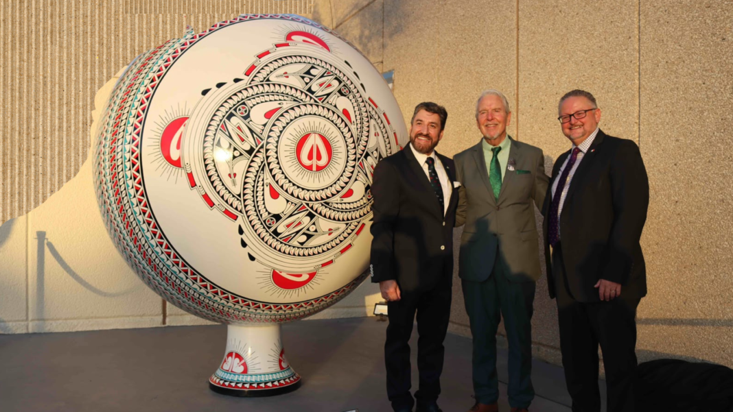 Mata Ortiz conquista El Paso con monumental obra artesanal Esfera monumental de cerámica de Mata Ortiz "El Sol de Paquimé" instalada en el Consulado General de México en El Paso, como símbolo del patrimonio cultural y turístico de Chihuahua.