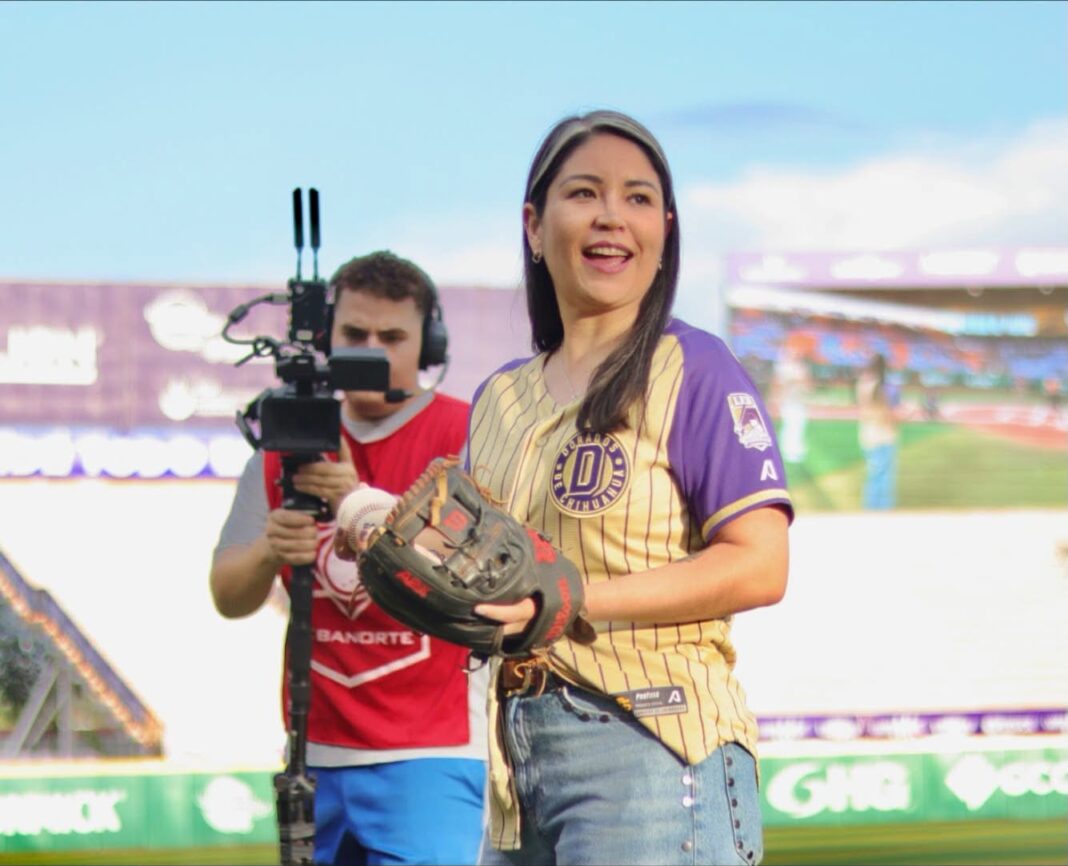 Impulsan el deporte con experiencia para jóvenes del Distrito 12 Niñas, niños y jóvenes deportistas del Distrito 12 disfrutan un partido de Dorados de Chihuahua acompañados por sus familias en el estadio.
