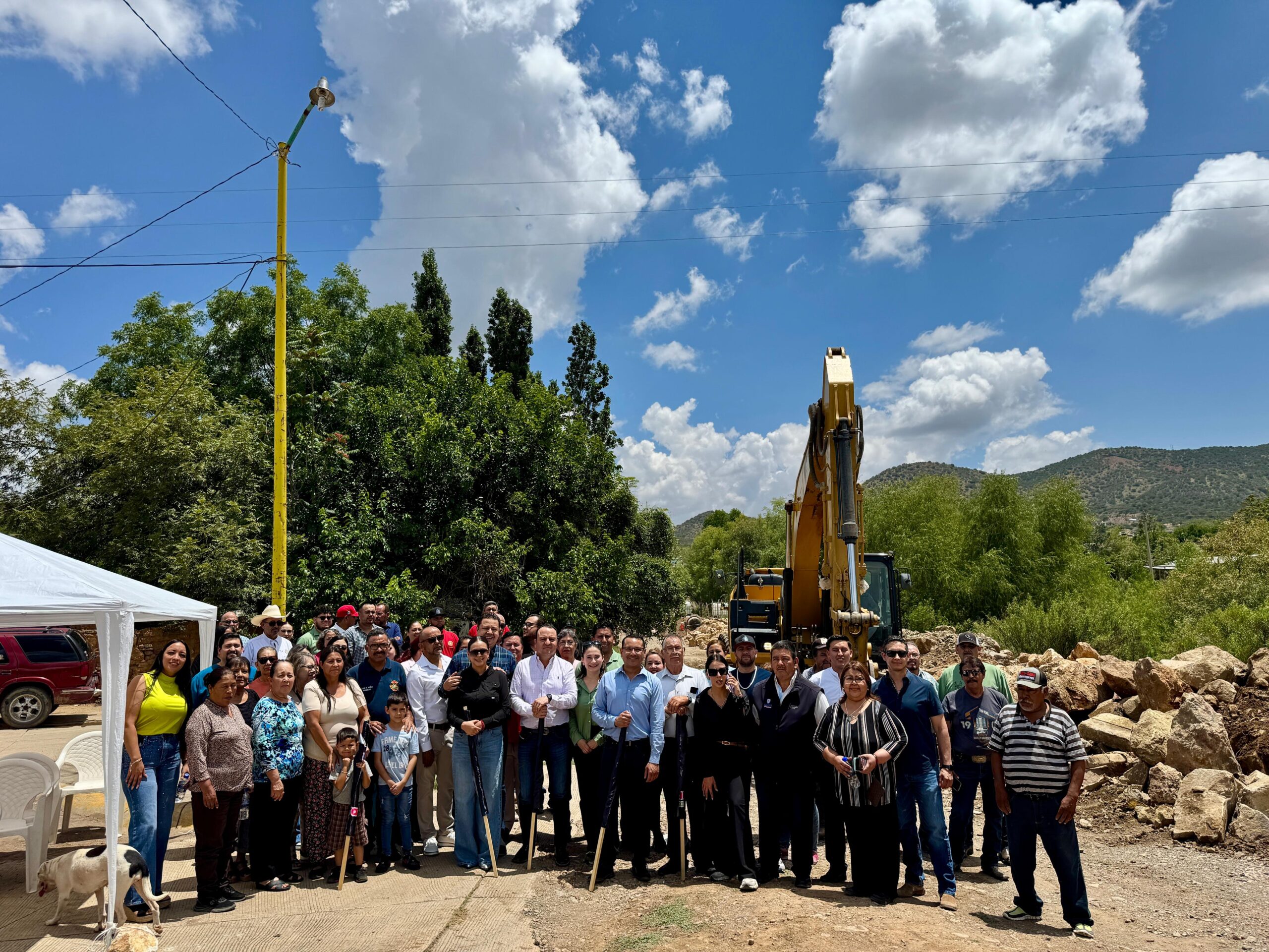Inician pavimentación de la calle Coronado en Santa Bárbara Autoridades estatales y municipales encabezan el arranque de la pavimentación de la calle Coronado en Santa Bárbara, obra que mejorará la movilidad y conectividad del municipio.