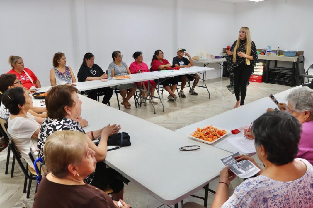 La diputada Carla Rivas dialoga con habitantes de la colonia Lázaro Cárdenas para escuchar sus necesidades y abordar temas relacionados con el acceso a la salud.